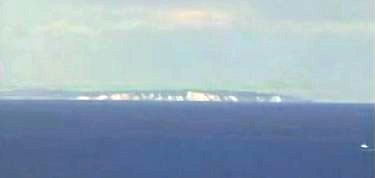 Von Hiddensee bit na de Insel Moen s&uuml;nd dat ca. 50 km. Bi bes&uuml;nners gode Sicht kannst von'n Dornbusch dei Steilk&uuml;st von dei Insel Moen sehn