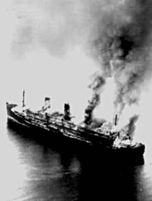 Cap Arcona brennt in de Niest&auml;dter Bucht 