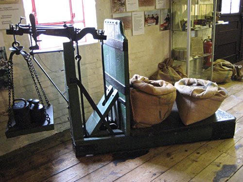 Olle Gew&uuml;rzwaag mit Pepers&auml;ck