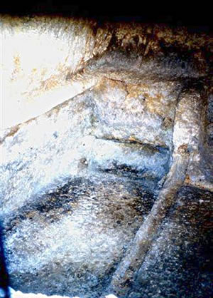 In'n Stein mei&szlig;elt Graffwann in de H&ouml;hl in't Goorngraff. Foto: Rudi Witzke