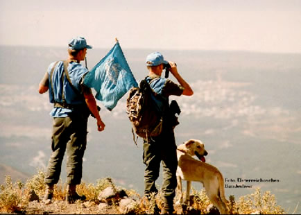 UNO-Suldaten un UNO-Hund up de Golan-Bargen, wo se siet 1974 f&ouml;r Rauh sorgen sch&uuml;llt.