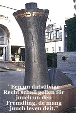 Dat Denkmaal Braken Thora inn V&ouml;rhoff vun de Berliner Synagoog. De Inschrift is en &Ouml;versetten vun Buber/Rosenzweig.