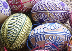 Eier mit Applikation. -- Klick op to'n Vergr&ouml;ttern!