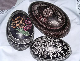 Mit Kratztechnik gravierte Eier, sorbisch (Lausitz, Polen). -- Klick op to'n Vergr&ouml;ttern!