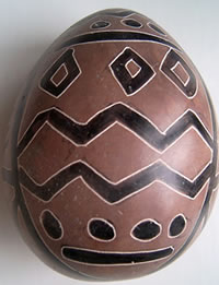 Bemaaltes Stein-Ei, Westafrika. -- Klick op to'n Vergr&ouml;ttern!