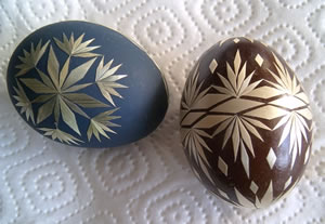 Eier mit Stroh-Applikation. -- Klick op to'n Vergr&ouml;ttern!