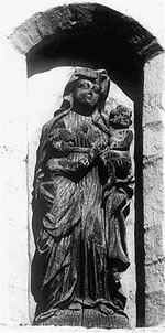 De hillge Anna Selbdritt. Ehr Dochter Maria is man swaar to kennen, se smeegt sik linkerhand an de Moder