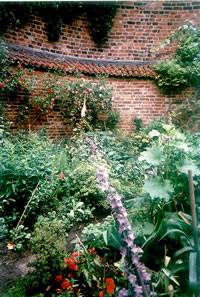 Fru M&uuml;ller-Hellwig ehr Goorn. Klick op to'n Vergr&ouml;ttern!