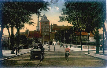 Dat Borgdoor mit Peer- un Stratenbahn. Klick op to'n Vergr&ouml;ttern!