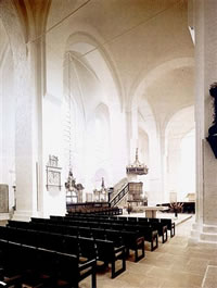 Mittelschipp vun Oost - mit Altardisch