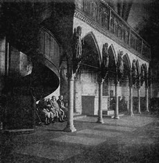 Fruuns sitt &uuml;nner den Lettner. Histoorsche Opnahm. Klick op to'n Vergr&ouml;ttern!