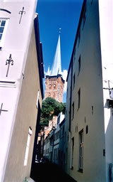 De Pag&ouml;nienstraat (Hinnergrunn: St.Petri)