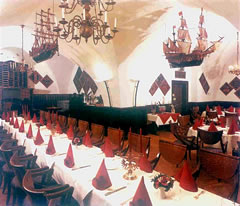 Dat Admiralszimmer -- man keen Admiraaln in. De Scheep hangt avers al baven an de Deck!