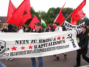 De soschalistische Arbeiderj&ouml;&ouml;gd bi de Demo. Klick op to'n Vergr&ouml;ttern!