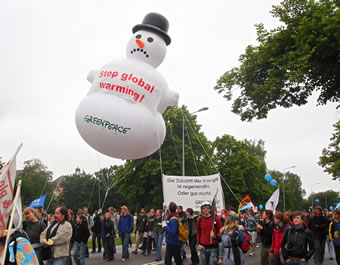 Greenpeace bi de Demo. Klick op to'n Vergr&ouml;ttern!