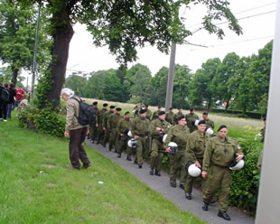 Polizei marscheert op. Klick op to'n Vergr&ouml;ttern!