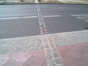 De Verloop vun'e Muer warrt in Berlin d&ouml;r Plastersteen and&uuml;&uuml;d